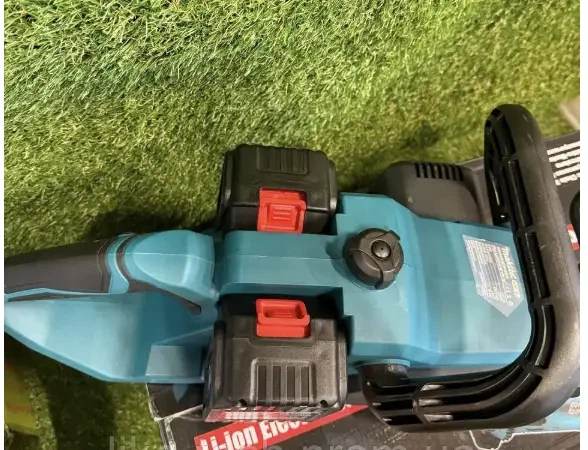 Пила акумуляторна Makita DUC CS-4002 48 В ланцюгова безщіткова 6 А·год електропила з шиною 40 см садова 3/8 для обрізки дерев гілок колод дачі будівництва з 2 батареями - зображення 4