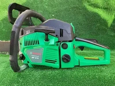 Бензопила Bosch BP 210 бензинова 6,25 кВт ланцюгова пила 8,5 к с професійна мотопила з шиною 40 см ланцюг 0,325 легкий старт антивібраційна для колод дров деревини будівництва господарства - зображення 5