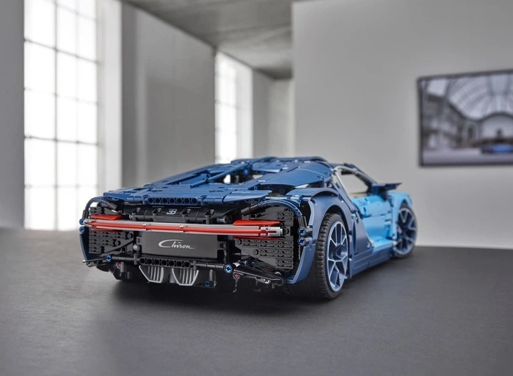 Конструктор Спортивний Суперкар Technic Bugatti Chiron, 3599 деталей - Фото 6 Конструктор Спортивний Суперкар Technic Bugatti Chiron, 3599 деталей - зображення 6