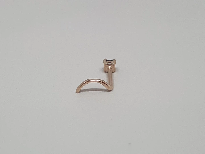 Золотая серьга-пирсинг в нос с фианитом. 1018.6 Фиолетовый - Фото 4 Золотая серьга-пирсинг в нос с фианитом. 1018.6 Фиолетовый - изображение 4