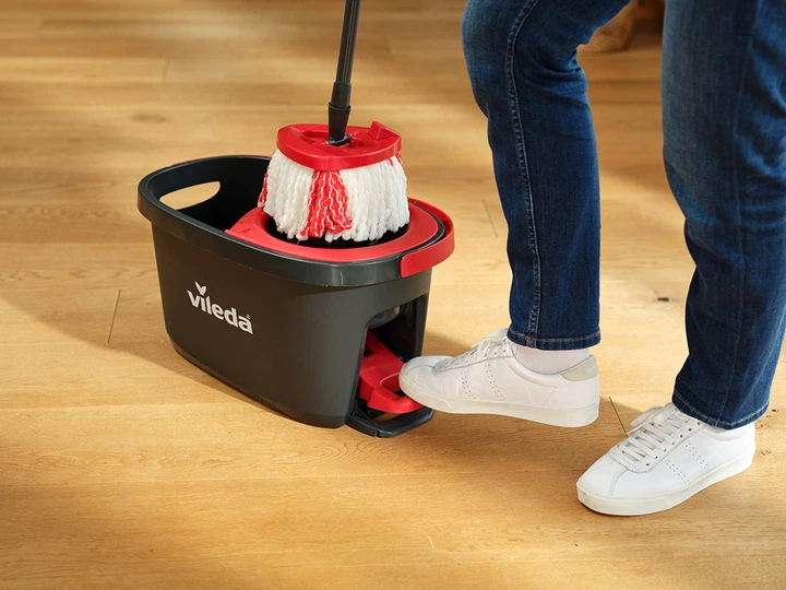 Набор для уборки Vileda TURBO 2in1 Microfibre 163422 – швабра + ведро с отжимом, микрофибра, для всех типов полов - Фото 8 Набор для уборки Vileda TURBO 2in1 Microfibre 163422 – швабра + ведро с отжимом, микрофибра, для всех типов полов - изображение 8