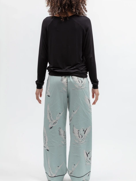 Піжама жіноча Cyberjammies Grace 5580-5567 з трикотажним топом та широкими штанами 20/3XL Чорний з принтом лебедів (5051877679160) - Фото 2 Піжама жіноча Cyberjammies Grace 5580-5567 з трикотажним топом та широкими штанами 20/3XL Чорний з принтом лебедів (5051877679160) - изображение 2