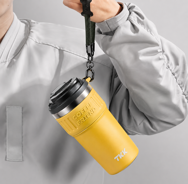 Термокружка TerraFlow Coffee 630 мл жовта з ремінцем та подвійним способом пиття - Фото 7 Термокружка TerraFlow Coffee 630 мл жовта з ремінцем та подвійним способом пиття - зображення 7
