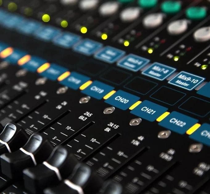 Цифровий пульт мікшерний Allen Heath Qu-24C - зображення 3