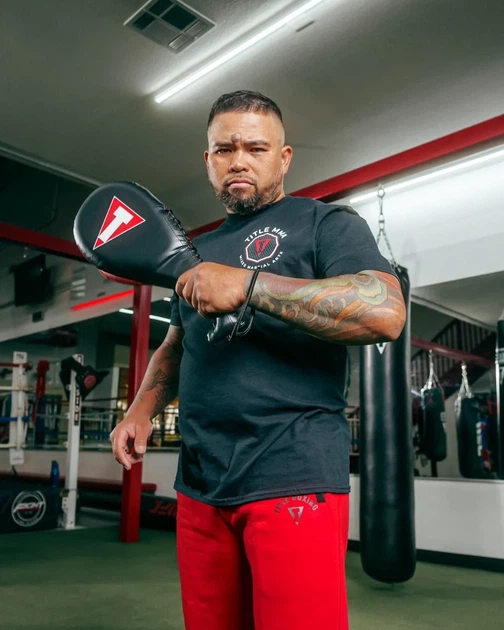 Ракетка-хлопавка тренувальна TITLE Boxing Duo Target для таеквондо, чорно-червона - зображення 4