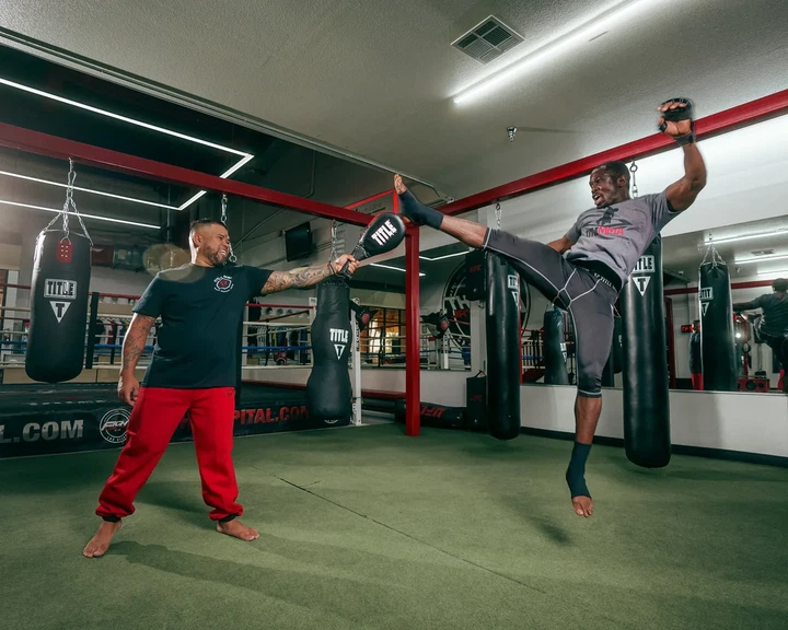 Ракетка-хлопавка тренувальна TITLE Boxing Duo Target для таеквондо, чорно-червона - зображення 5