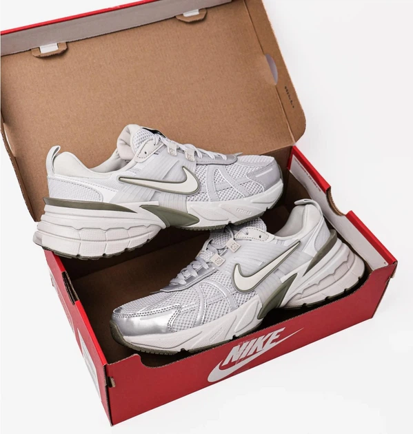Кроссовки женские Nike V2k Run 45 Серый FD0736-006 - Фото 2 Кроссовки женские Nike V2k Run 45 Серый FD0736-006 - изображение 2