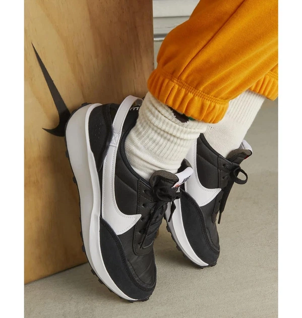 Кроссовки женские Nike Waffle Debut 36.5 Черно-белый DH9523-002 - Фото 6 Кроссовки женские Nike Waffle Debut 36.5 Черно-белый DH9523-002 - изображение 6