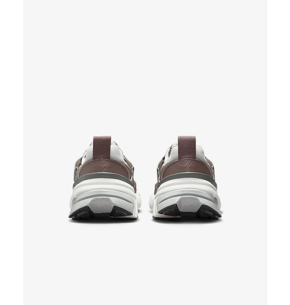 Кроссовки женские Nike V2k Run Brown 44.5 Коричневый FD0736-200 - Фото 11 Кроссовки женские Nike V2k Run Brown 44.5 Коричневый FD0736-200 - изображение 11