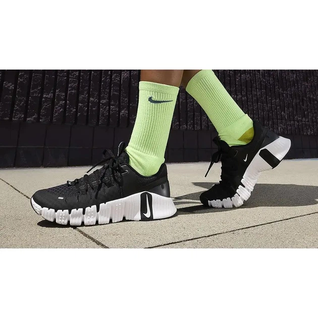 Кроссовки женские Nike Free Metcon 5 38.5 Черный DV3950-001 - изображение 4