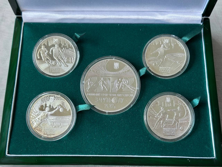 Набір срібних монет Євро 2012 5 монет Срібло 31,1 грам В дерев'яному футлярі Срібло 31,1 грам - Фото 7 Набір срібних монет Євро 2012 5 монет Срібло 31,1 грам В дерев'яному футлярі Срібло 31,1 грам - изображение 7
