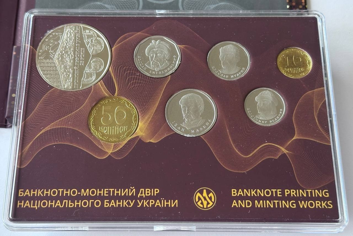 Набір обігових монет НБУ 25 років грошової реформи в Україні В футлярі 2021 рік Монети України - Фото 5 Набір обігових монет НБУ 25 років грошової реформи в Україні В футлярі 2021 рік Монети України - изображение 5