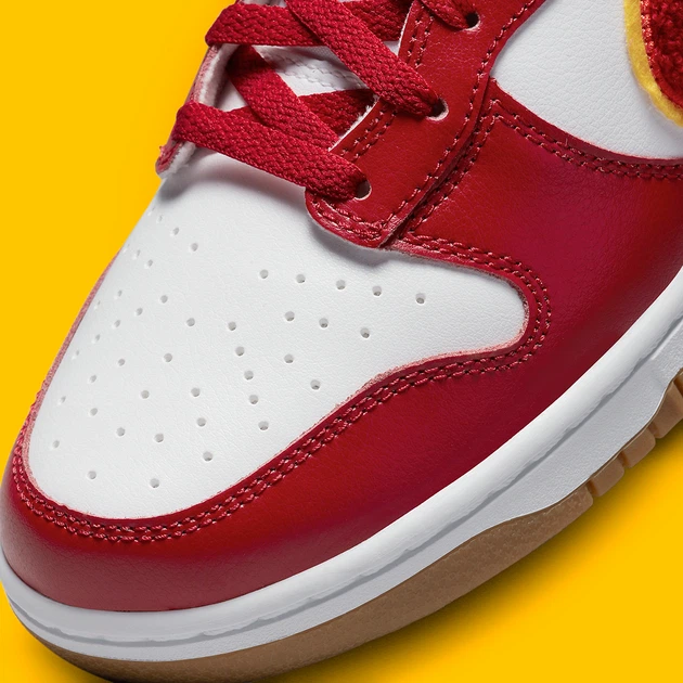 Кроссовки мужские Nike Chenille Swooshes Animate This Dunk High 45.5 Красно-белый DR8805-101 - изображение 7