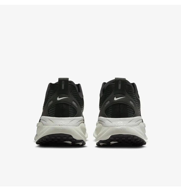 Кросівки чоловічі Nike Vomero 18 Black 42 Чорний HM6803-007 - зображення 6