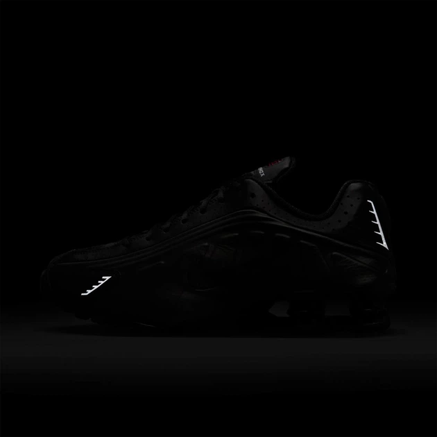 Кросівки чоловічі Nike Shox R4 40 Чорний HQ1988-001 - Фото 2 Кросівки чоловічі Nike Shox R4 40 Чорний HQ1988-001 - зображення 2