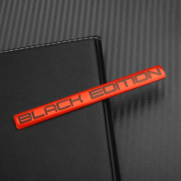 Металлическая 3D наклейка шильдик "RED-BLACK" 10.6х1.1 см — алюминиевая эмблема на авто, салон, багажник, мотоцикл, скутер и велосипед (Черно-красный), 1 шт - изображение 2
