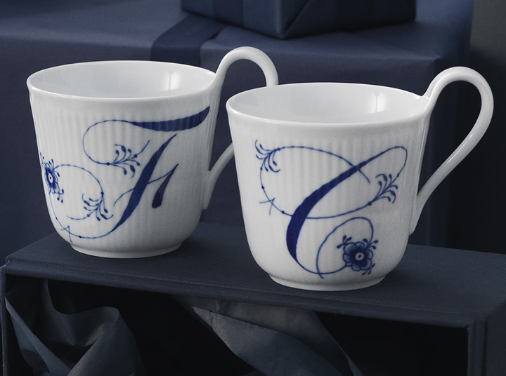 Кухоль Royal Copenhagen порцеляновий з розписом та літерою - Фото 3 Кухоль Royal Copenhagen порцеляновий з розписом та літерою - зображення 3