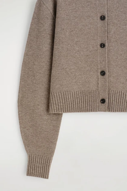 Жіночий кардиган COS Merino Wool Cardigan Бежевий L (1331604002) - Фото 7 Жіночий кардиган COS Merino Wool Cardigan Бежевий L (1331604002) - изображение 7
