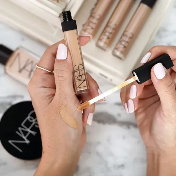Консилер NARS Radiant Creamy Concealer Vanilla 2 (1232), 6 мл - Фото 4 Консилер NARS Radiant Creamy Concealer Vanilla 2 (1232), 6 мл - зображення 4