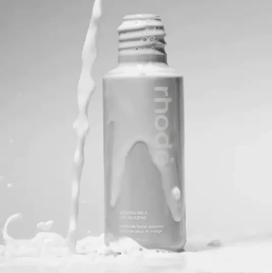 Зволожувальна молочна есенція для обличчя Rhode Glazing Milk 140 ml - Фото 2 Зволожувальна молочна есенція для обличчя Rhode Glazing Milk 140 ml - зображення 2