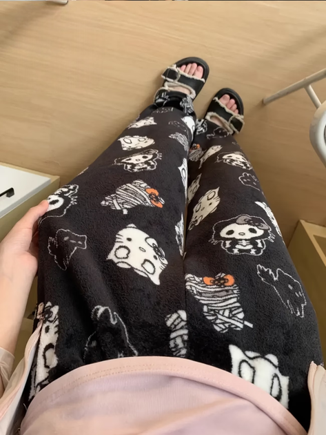Штаны плюшевые пижамные черного цвета Hello Kitty Helloween, теплые домашние штаны Хеллоу Китти Хеллоуин, L-XL - Фото 4 Штаны плюшевые пижамные черного цвета Hello Kitty Helloween, теплые домашние штаны Хеллоу Китти Хеллоуин, L-XL - изображение 4