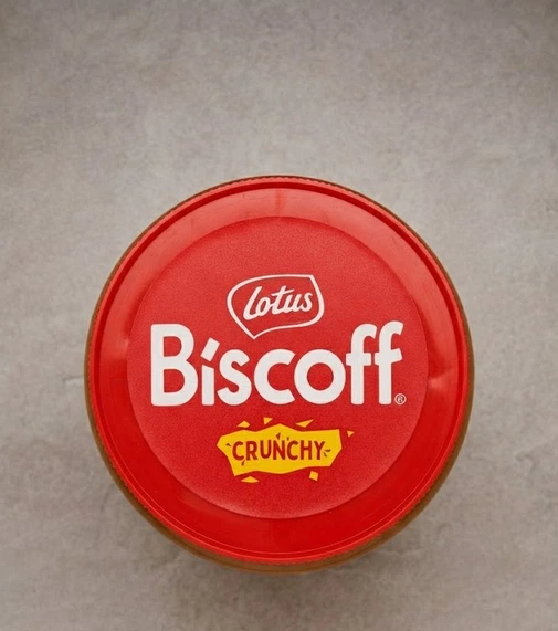 Карамельная паста Lotus Biscoff Crunchy 700 г с хрустящими кусочками печенья кремовая карамелизированная намазка с корицей для тостов блинов панкейков вафель круассанов чизкейков тортов выпечки десертов мороженого коктейлей - изображение 5