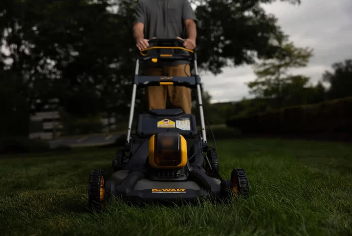 Газонокосарка акумуляторна DeWalt DCMWP500N 54В 53 см 67 л чорна з жовтим - зображення 2