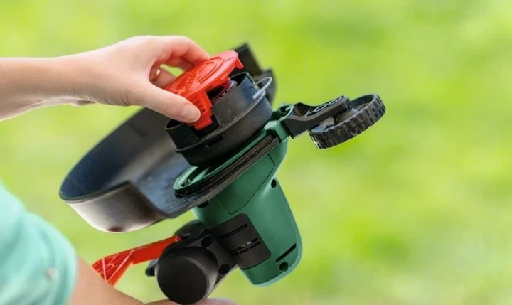 Аккумуляторный садовый триммер Bosch UniversalGrassCut 18V-260, 1х25А·час, 26 см, вес 23 кг - изображение 4