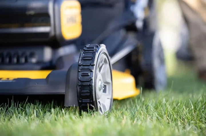 Газонокосилка аккумуляторная DeWalt DCMWP134N 53 см 67 л 25-102 мм черная с желтым - изображение 7