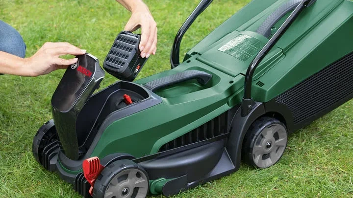 Акумуляторна газонокосарка Bosch CityMower 18V-32-300: 18В, 1х4А·год, ширина косіння 34 см, об'єм травозбірника 31 л, висота різу - зображення 7
