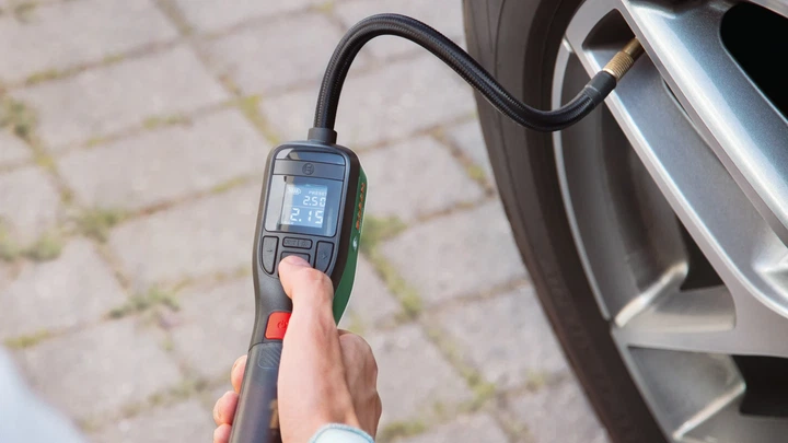 Автомобильный аккумуляторный компрессор Bosch EasyPump, 3.6 В, 3 А·ч, 10.3 бар, 10 л/мин, 0.4 кг. - изображение 5