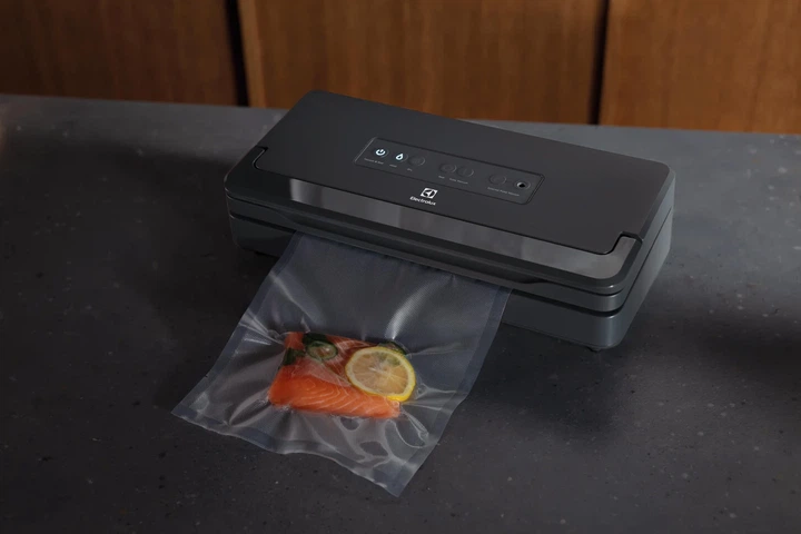 Вакуумный упаковщик Electrolux для рулонов, пакетов и контейнеров, мощность 120Вт, ширина 30 см, электронное управление, в комплекте 1 рулон, пластиковый корпус - изображение 6