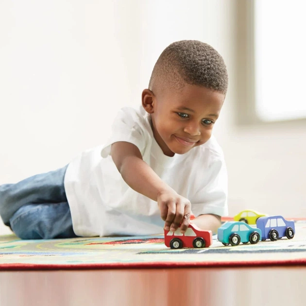 Ігровий килимок з машинками Міська дорога 110х120 см Melissa&Doug MD19400 - Фото 9 Ігровий килимок з машинками Міська дорога 110х120 см Melissa&Doug MD19400 - зображення 9