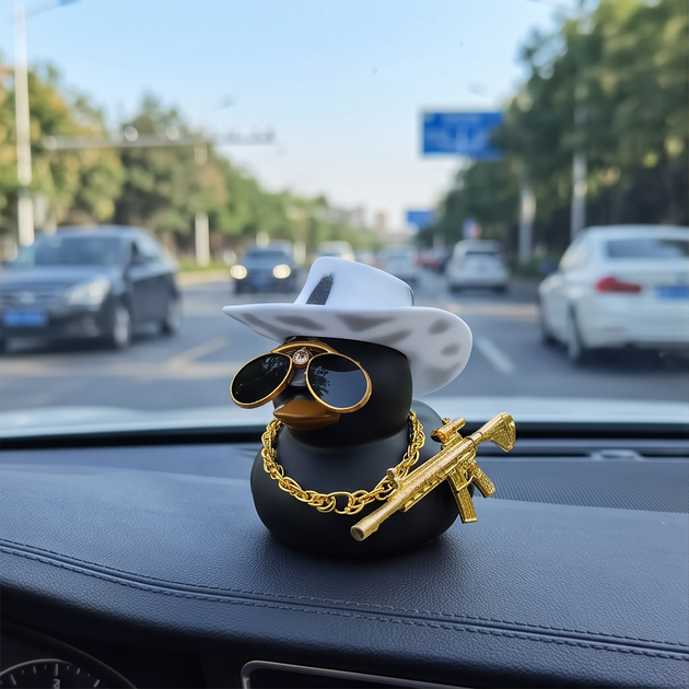 Декоративна фігурка качка в авто 8.5 см, чорне каченя в ковбойському капелюсі з окулярами на торпеду автомобіля Чорний - зображення 5