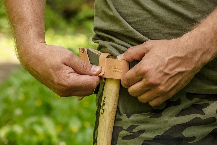 Универсальный топор Neo Tools Bushcraft, рукоятка ясень, 34.5 см, 400 г, кожаный чехол. - изображение 4