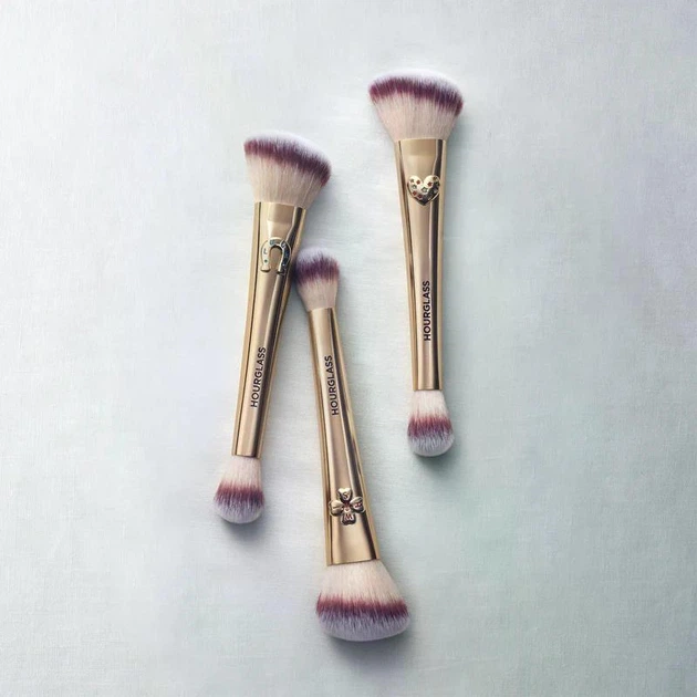 Пензель для макіяжу лімітована колекція Holiday 2026 Hourglass Ambient Lighting Edit Brush -Love - Фото 4 Пензель для макіяжу лімітована колекція Holiday 2026 Hourglass Ambient Lighting Edit Brush -Love - зображення 4
