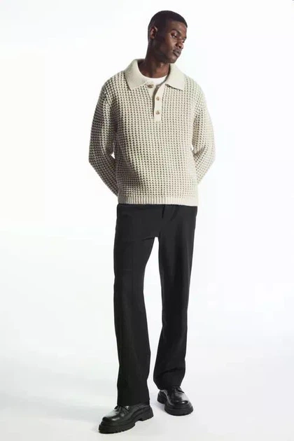 Джемпер чоловічий COS two-tone waffle-knit polo shirt 1206052001 L Бежевий - Фото 2 Джемпер чоловічий COS two-tone waffle-knit polo shirt 1206052001 L Бежевий - зображення 2