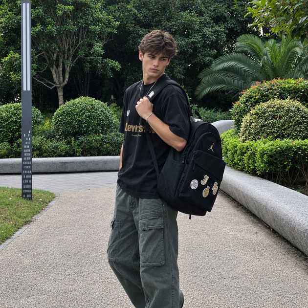 Рюкзак Nike Air Jordan Backpack (25 L) черный с золотым логотипом 23 JD2623161GS-001, городской рюкзак Jordan с наклейками, рюкзак для ноутбука унисекс - изображение 3