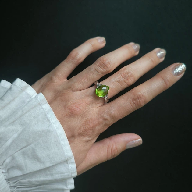 Срібне кільце з хризолітом 3.095ct, вага виробу 2,86 г (60002442) - Фото 6 Срібне кільце з хризолітом 3.095ct, вага виробу 2,86 г (60002442) - зображення 6