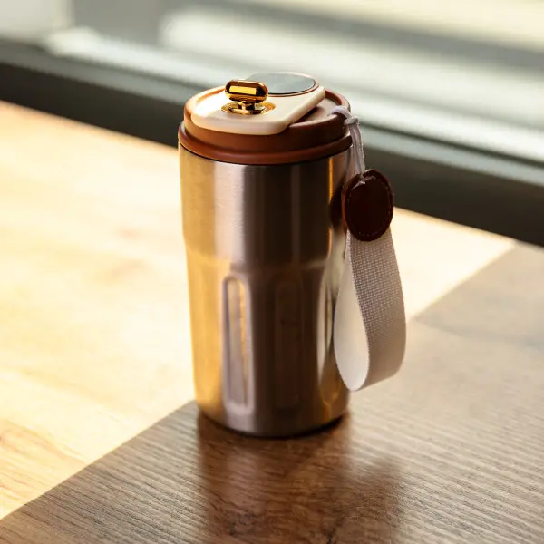 Термочашка Coffee 400 мл з ремінцем та датчиком температури, коричневий(HP-GM-1)(PR) - Фото 2 Термочашка Coffee 400 мл з ремінцем та датчиком температури, коричневий(HP-GM-1)(PR) - изображение 2