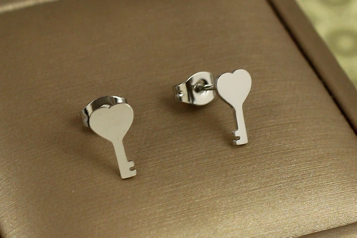 Сережки Stainless steel гвоздики ключ з сердечком 1 см сріблястий - зображення 2