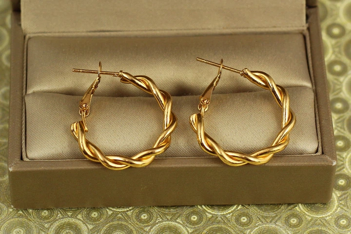 Сережки кільця Хuping Jewelry спіраль 2,5 см золотисті - Фото 1 Сережки кільця Хuping Jewelry спіраль 2,5 см золотисті - зображення 1