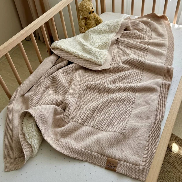 Плед детский вязаный Teddy Рогожка Маленькая Соня на меховой подкладке 80х100 см песочный - Фото 1 Плед детский вязаный Teddy Рогожка Маленькая Соня на меховой подкладке 80х100 см песочный - изображение 1