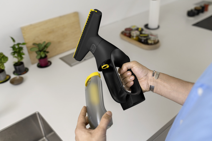 Аккумуляторный оконный пылесос Karcher WV 2 Universal Precision+ Black(TS_62702630516B) - Фото 7 Аккумуляторный оконный пылесос Karcher WV 2 Universal Precision+ Black(TS_62702630516B) - изображение 7