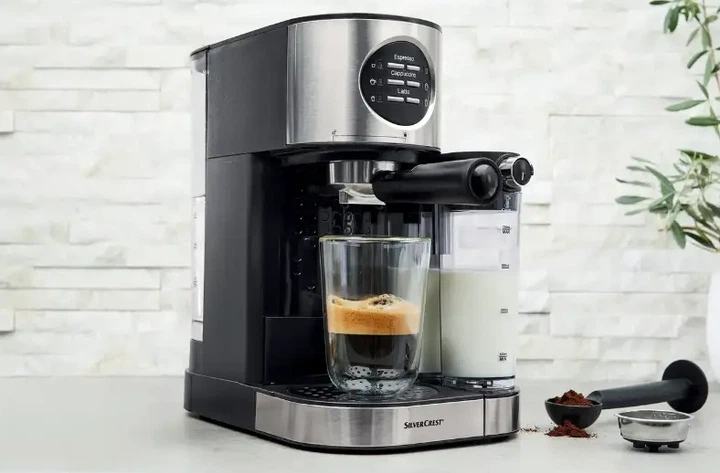 Еспресо машина SilverCrest SEMM 1470 A2 ріжкова кавоварка з капучинатором 15 бар 1470 Вт для еспресо капучино латте електронне керування резервуар 1,2 л молочник 0,7 л - зображення 6