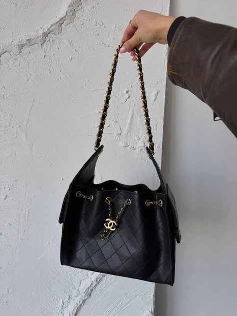 Жіноча сумка Chanel чорна зі шкіри зі стьобаним дизайном та золотистою фурнітурою 27×20×13 см - зображення 4