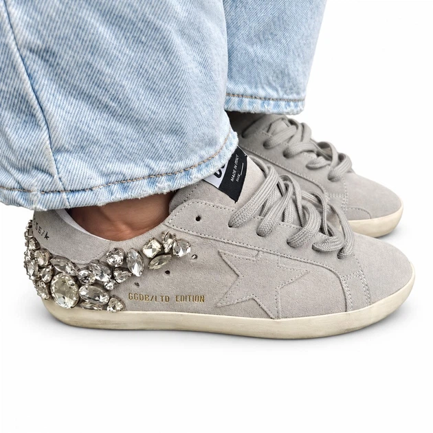 Женские кеды Golden Goose белые с перфорацией, серебристой блестящей звездой и серыми шнурками размер 42 - Фото 3 Женские кеды Golden Goose белые с перфорацией, серебристой блестящей звездой и серыми шнурками размер 42 - изображение 3