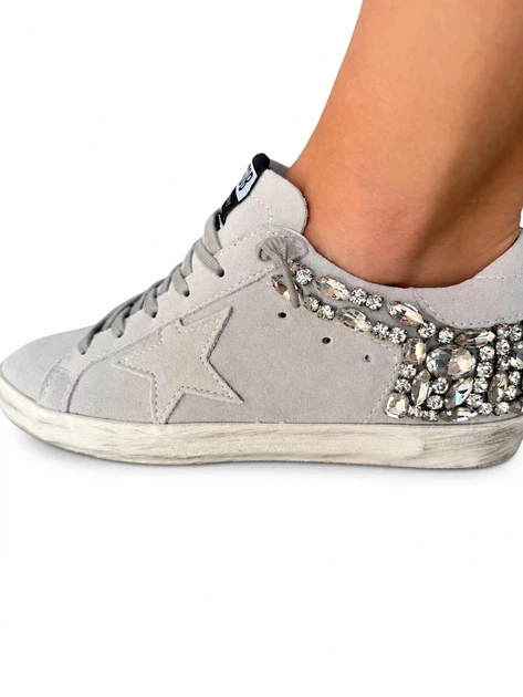 Женские кеды Golden Goose белые с перфорацией, серебристой блестящей звездой и серыми шнурками размер 42 - Фото 7 Женские кеды Golden Goose белые с перфорацией, серебристой блестящей звездой и серыми шнурками размер 42 - изображение 7