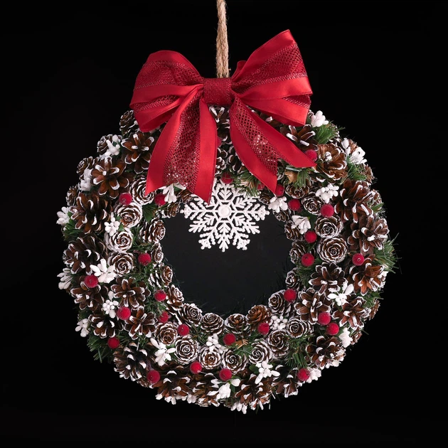 Новогодний венок Gala Decor из шишек, ягод и заснеженных элементов 33 см с красным бантом и снежинкой - Фото 1 Новогодний венок Gala Decor из шишек, ягод и заснеженных элементов 33 см с красным бантом и снежинкой - изображение 1