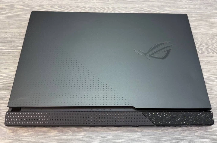 Игровой ноутбук Б-класс Asus ROG Strix G713PV-WS94 / 17.3" (2560x1440) IPS / AMD Ryzen 7 7745HX (8 (16) ядер по 3.6 - 5.1 GHz) / 16 GB DDR5 / 512 GB SSD / nVidia GeForce RTX 4060, 8 GB GDDR6, 128-bit / WebCam б/у - Фото 6 Игровой ноутбук Б-класс Asus ROG Strix G713PV-WS94 / 17.3" (2560x1440) IPS / AMD Ryzen 7 7745HX (8 (16) ядер по 3.6 - 5.1 GHz) / 16 GB DDR5 / 512 GB SSD / nVidia GeForce RTX 4060, 8 GB GDDR6, 128-bit / WebCam б/у - изображение 6